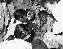 Enfants pratiquant les premiers soins au Centre récréatif Notre-Dame-de-Grâce, vers 1958, VM105-NUM10-001