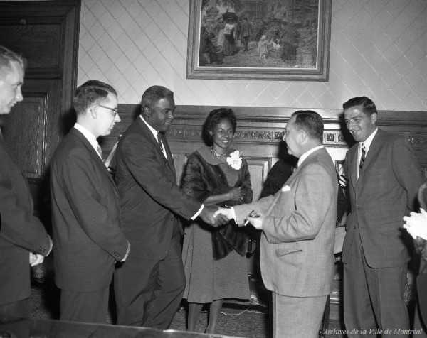 Rachel et Jackie Robinson accueillis à l'hôtel de ville de Montréal par le maire Sarto Fournier, 11 septembre 1958, VM94-Z746-4