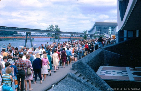 La foule à Expo 67. / Gilbert Ouellet. – 1967. Archives de la Ville de Montréal. P123_2P066