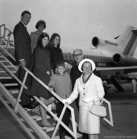 John Lindsay, maire de la ville de New York, avec sa famille ainsi que le maire Jean Drapeau et sa conjointe Marie-Claire. - 26 mai 1967. Archives de la Ville de Montréal. VM94-X017-098