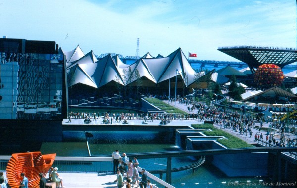 Vue du site avec les pavillons du Québec, de l’Ontario et du Canada, avec en arrière-plan la pont Jacques-Cartier / Gilbert Ouellet. - 1967. Archives de la Ville de Montréal. P123_1P089