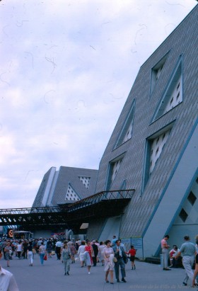 La pavillon L’Homme interrogie l’univers, composé de quatre parties, dont L’Homme et la vie / Gilbert Ouellet. – 1967. Archives de la Ville de Montréal. P123_1P026
