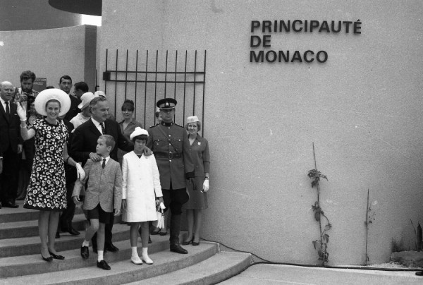 Le prince Rainier, la princesse Grace, le prince Albert et la princesse Caroline terminent leur visite du pavillon de Monaco. – 1967. Archives de la Ville de Montréal. VM94-X035-187