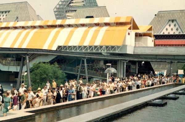 File d’attente à Expo 67 / Michel Sokolyk. - 1967. Archives de la Ville de Montréal. P124_1P003