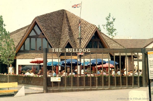 Terrasse du pub anglais The Bulldog / Michel Sokolyk. – 1967. Archives de la Ville de Montréal. P124_1P011