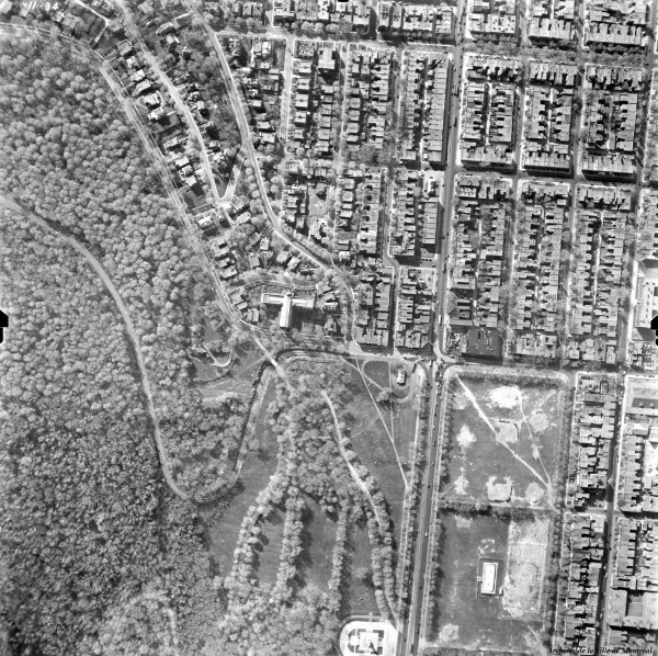Vue aérienne de l’entrée du parc du Mont-Royal au coin des rues du Parc et du Mont-Royal et du parcours du tramway sur la montagne.– 1947. VM97-3_7P11-34. Archives de la Ville de Montréal.