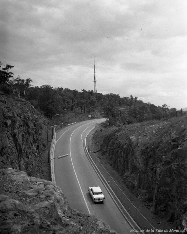 Vue du chemin Camillien-Houde sur le mont Royal. / Jean-Paul Gill. – juillet 1960. -VM94-A0047-001. Archives de la Ville de Montréal