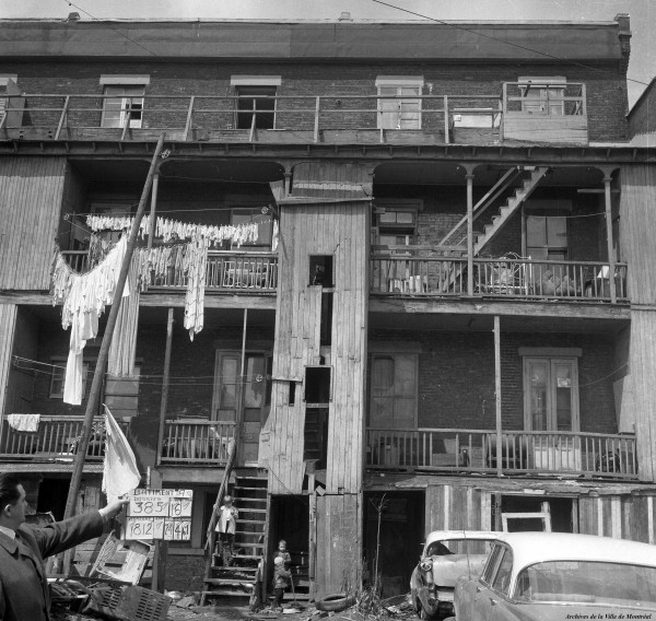 Immeuble exproprié dans le secteur des rues Saint-Martin et Saint-Antoine (projet de rénovation urbaine). 24 avril 1967. VM94-C1002-113. Archives de la Ville de Montréal.