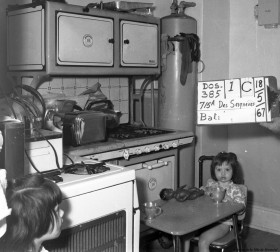 Famille expropriée au 715A rue des Seigneurs (projet de rénovation urbaine). 18 mai 1967. VM94-C1024-109 (détail). Archives de la Ville de Montréal.