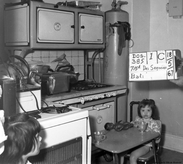 Famille expropriée au 715A rue des Seigneurs (projet de rénovation urbaine). 18 mai 1967. VM94-C1024-109 (détail). Archives de la Ville de Montréal.
