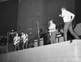 Les Beach Boys en concert à l’aréna Maurice-Richard. 19 février 1965. De gauche à droite : Al Jardine, Glen Campbell (qui remplace Brian Wilson), Carl Wilson, Dennis Wilson (derrière la batterie) et Mike Love. VM94-S32-013. Archives de la Ville de Montréal.