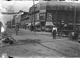 La rue Notre-Dame ouest, à l'intersection de l'avenue Atwater. – Vers 1916. On aperçoit notamment le Social café (476 ave Atwater) et une bannière de recrutement pour le 178e bataillon canadien-français (Première Guerre mondiale). VM117-Y-1P0056. Archives de la Ville de Montréal.