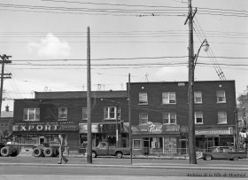 Vue du côté ouest du boulevard Décarie, au nord du chemin Queen-Mary (adresses civiques 5106 et 5110). On aperçoit en arrière-plan sur la gauche le toit de l’école Saint-Antonin. 6 juin 1961. VM105-Y-3_544-001 (détail). Archives de la Ville de Montréal.