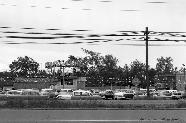 Vue du côté ouest du boulevard Décarie, entre la Place Cochrane et la Place Durnford. Concessionnaire d’automobiles usagées Cummings. 6 juin 1961. VM105-Y-3_546-010 (détail). Archives de la Ville de Montréal.