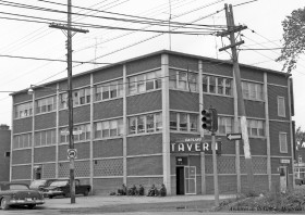 La taverne Garland, située à l’intersection nord-ouest du boulevard Décarie et de l’avenue Plamondon. 6 juin 1961. VM105-Y-3_547-012 (détail). Archives de la Ville de Montréal.