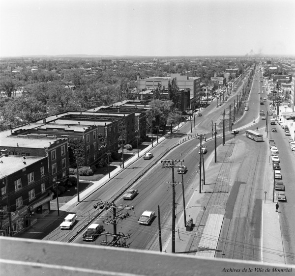 Vue vers le nord-ouest du boulevard Décarie, depuis l’intersection du chemin Queen-Mary. Photo prise depuis le toit du bâtiment de la Banque royale, démoli lors de la construction de l’autoroute Décarie. 7 juin 1961. VM105-Y-3_560-006. Archives de la Ville de Montréal.