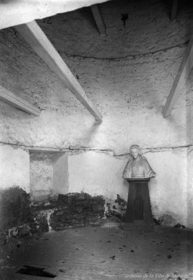 Intérieur de la Tour Sud du Fort-de-la-Montagne, qui a servi de résidence à Marguerite Bourgeoys, photographie d'Edgar Gariépy, début du 20e siècle. Archives de la Ville de Montréal, BM042-Y-1-P0165.