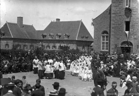 Célébration de la première communion à Kahnawake, photographie d’Edgar Gariépy, début du 20e siècle. Archives de la Ville de Montréal, BM042-Y-1-P0900.
