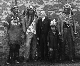 Membres de la communauté de Kahnawake avec Victor Morin, photographie d’Edgar Gariépy, début du 20e siècle. Archives de la Ville de Montréal, BM042-Y-1-P1281.