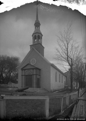 Extérieur de la chapelle établie pour les Hurons à la Jeune-Lorette (Wendake), photographie d’Edgar Gariépy, début du 20e siècle. Archives de la Ville de Montréal, BM042-Y-1-P2416.