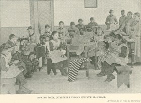 Qu'Appelle Indian Industrial School, salle de couture, entre 1880 et 1901. Archives de la Ville de Montréal, BM28-3_3-030.