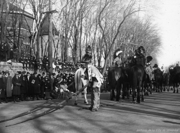 Kanien'kehá:ka de Kahnawake lors du défilé de l’Emprunt de la victoire et de l’Armistice face au Grand Séminaire de Montréal, photo Edgar Gariépy, 11 novembre 1918. Archives de la Ville de Montréal, BM42-G1050.