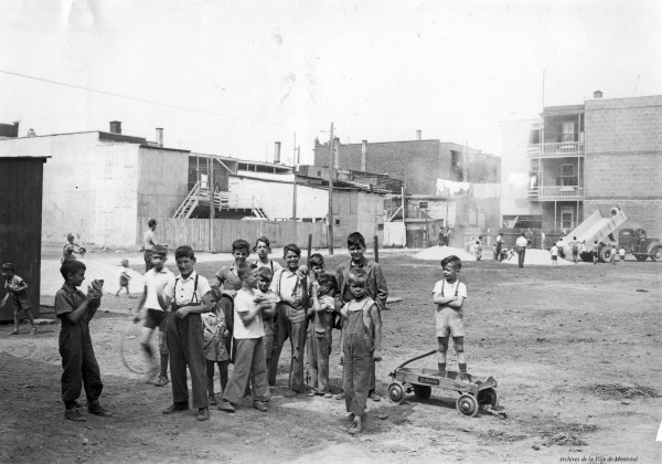 Groupe d'enfants dans le futur parc De Gaspé (Villeray). 1946. VM105-ALPHA11-001. Archives de la Ville de Montréal.