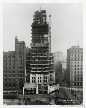 Début de la construction de l'édifice Aldred. 1929. P174-Y-D002-005. Archives de la Ville de Montréal. 