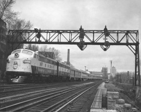 Inauguration du nouveau train du Canadien Pacifique, à la sortie de la gare Windsor (vue vers l'est). - Dimanche 24 avril 1955. P100-02-4-D012-008. Archives de la Ville de Montréal.