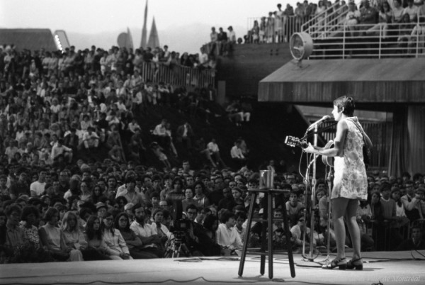 Joan Baez en concert à la Place des Nations. - 19 juillet 1969. Photo de Gordon Beck. VM94-TDH69-222-013. Archives de la Ville de Montréal.
