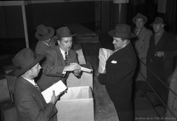 Élections à la mairie : un employé de la Ville explique les modalités de vote. - 9 décembre 1947. VM094-Z381-3. Archives de la Ville de Montréal.