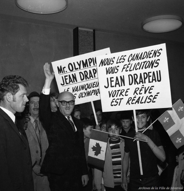 Arrivée du maire Jean Drapeau à l'aéroport de Dorval après l'obtention des Jeux, mai 1970, VM94-E2605-25