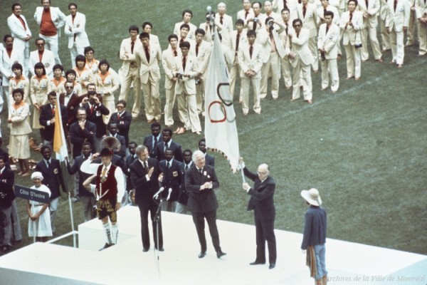 Jean Drapeau et le drapeau olympique à l'ouverture des jeux, 17 juillet 1976, VM94,O70-4