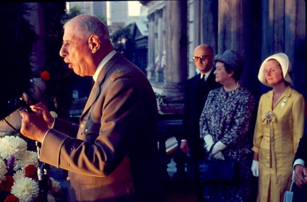 Le général de Gaulle au balcon de l’hôtel de ville de Montréal, en compagnie de son épouse Yvonne, du maire Jean Drapeau et de Marie-Claire Drapeau. 24 juillet 1967, VM94,Ed37-21
