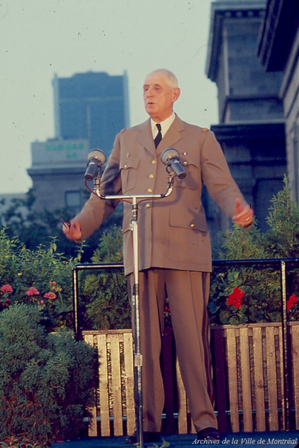 Le général de Gaulle sur la terrasse arrière de l’hôtel de ville de Montréal, 24 juillet 1967. VM94,Ed37-32