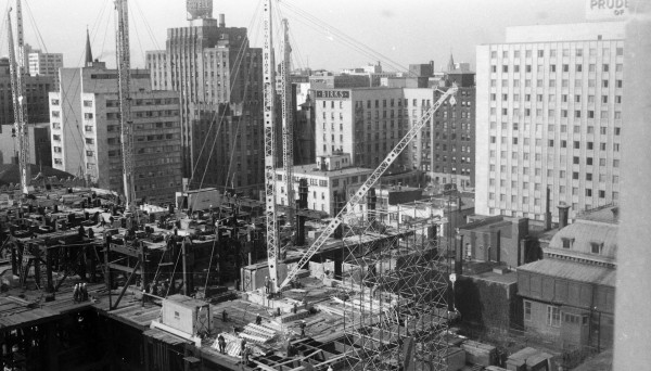 Construction de la Place Ville-Marie en 1960. AVM, P500-SYSS1D2-005