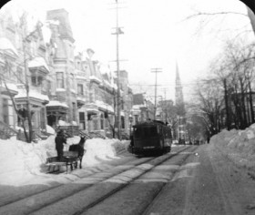 La rue Saint-Denis au nord du boulevard De Maisonneuve à l'hiver 1914 / Edgar Gariépy. Archives de la Ville de Montréal, BM42,SY,SS1,P1227.