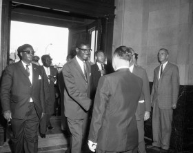 Patrice Lumumba à l'hôtel de ville de Montréal, 29 juillet 1960 en présence du maire Sarto Fournier, VM94,Z790-3