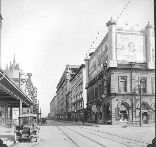 Rue Sainte-Catherine à l'angle du square Phillips, 26 mai 1921, VM98,SY'D2,P020