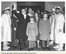 Jean Drapeau à son arrivée à l'hôtel de ville, 24 octobre 1960, VM6,D051