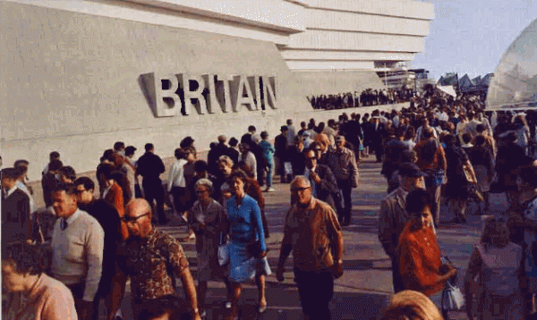Visiteurs au pavillon de la Grande-Bretagne, 1967