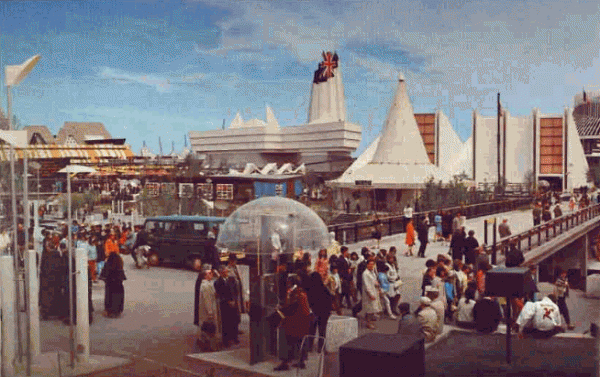 Vue d'une section de l'Expo avec le pavillon de la Grande-Bretagne à l'arrière-plan, 1967