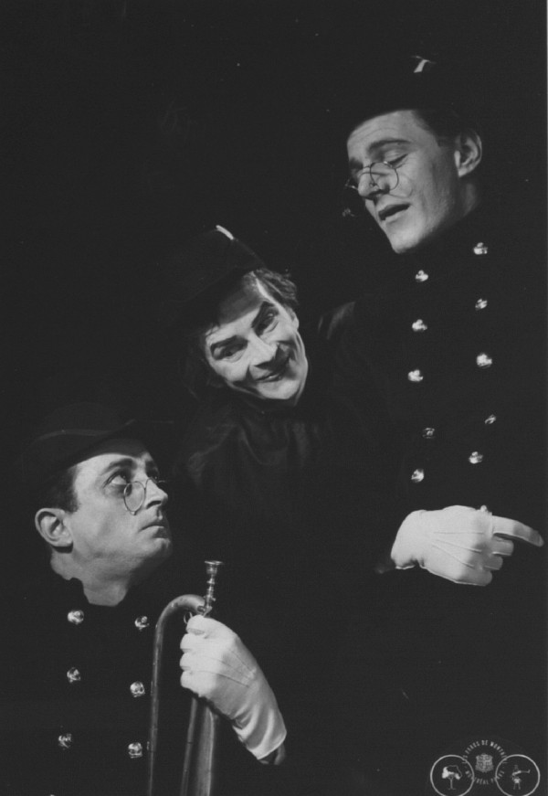 Louis de Santis, Claude Préfontaine et Claude Léveillée dans la Tour Eiffel qui tue, 1957, VM105R247-7