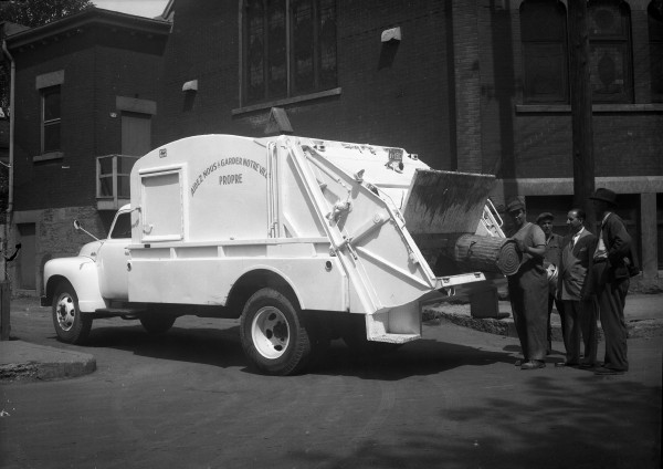 Éboueur au travail, 7 juin 1950, VM94-Z365-2