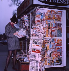 Kiosque à journaux, 1966, VM94-UD24-036