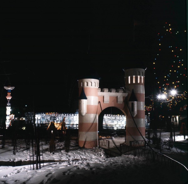 La porte d'entrée du Jardin des Merveilles, décembre 1964,VM94-Ad34-004