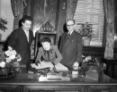 Édith Piaf signe le livre d'or de la Ville de Montréal - VM94-Z1822-1