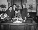 Édith Piaf signe le livre d'or de la Ville de Montréal - VM94-Z1822-2