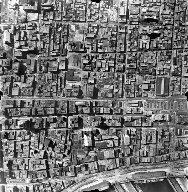 Vue aérienne du Vieux Montréal. - 1947-1949.