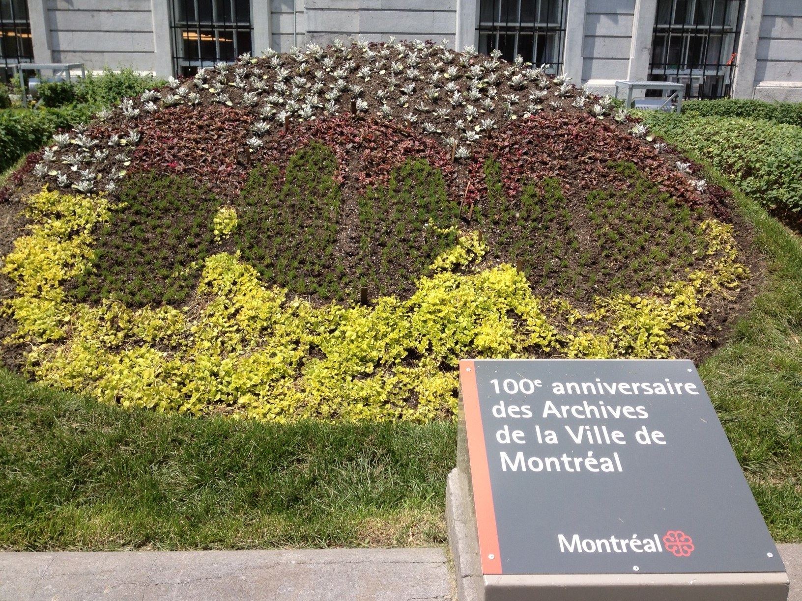 Parterre de l'hôtel de ville de Montréal en juin 2013